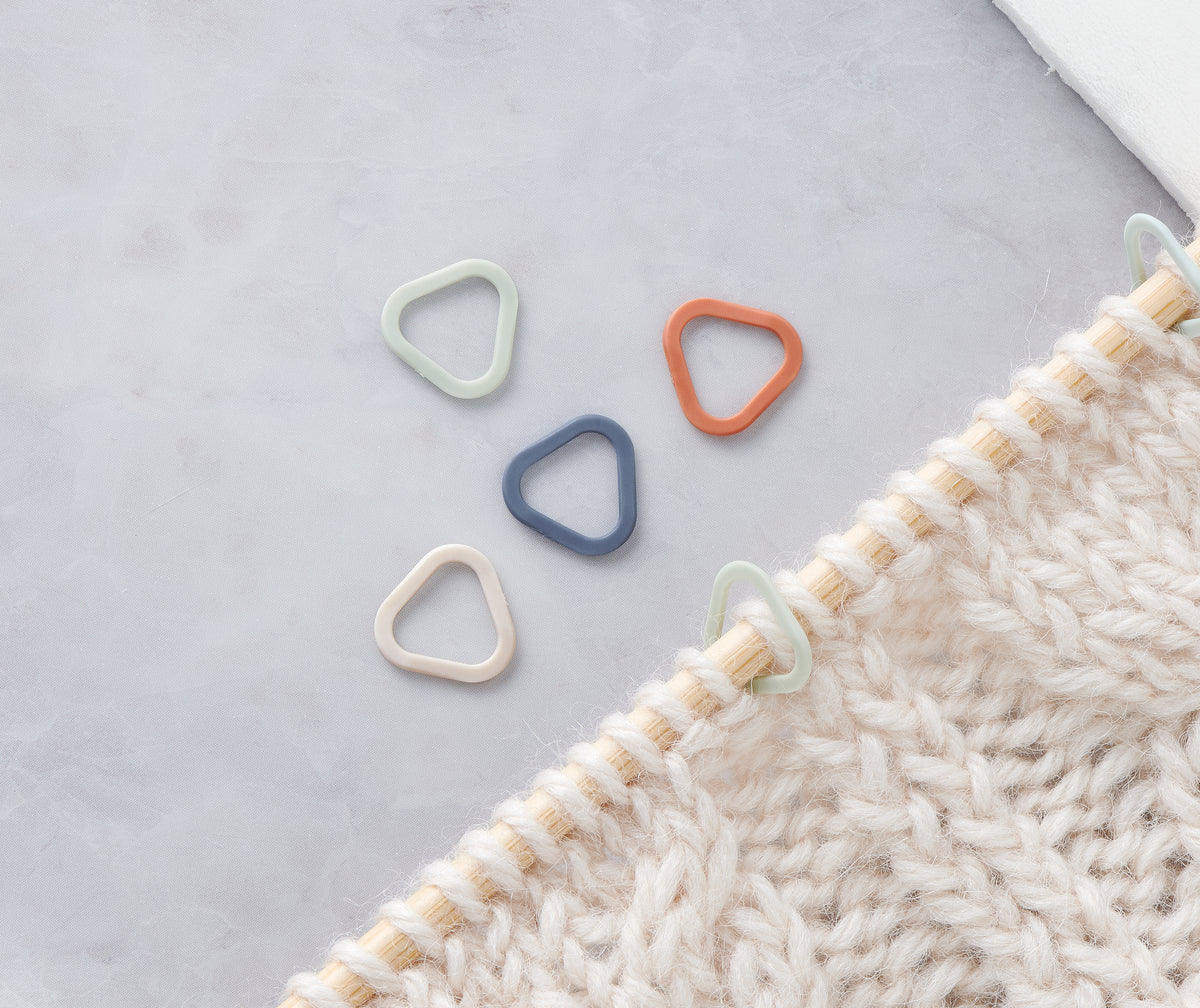 Clover soft triangle stitch markers medium in packaging