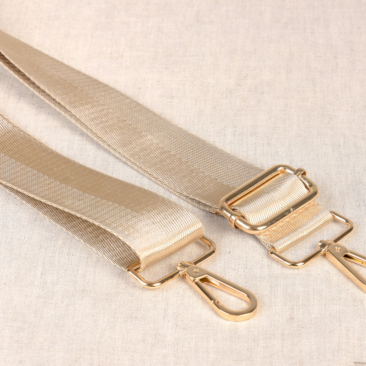 Two-Tone rust/copper bag shoulder strap with metal fastenings