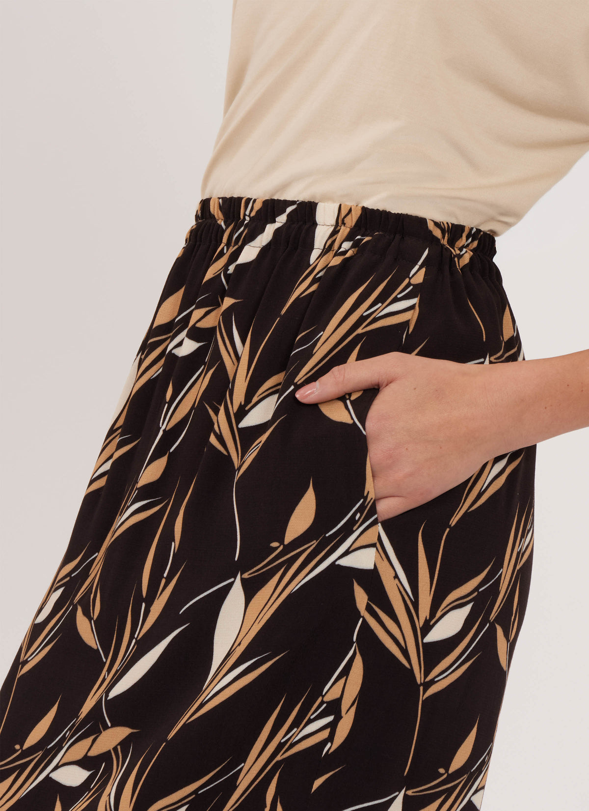 New Look N6826 sewing pattern envelope showing skirts, trousers and shorts