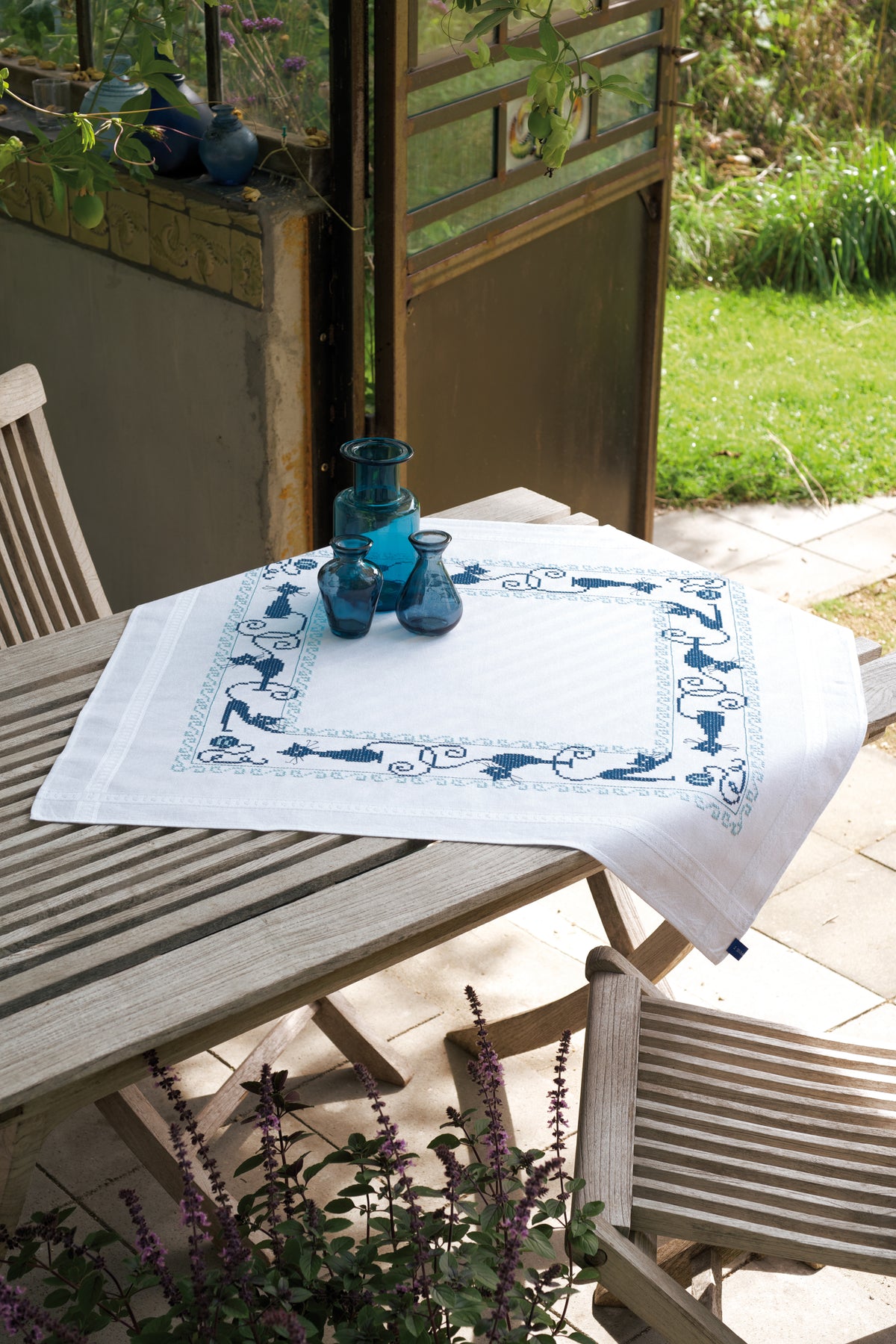 Embroidered Cheerful Cats tablecloth