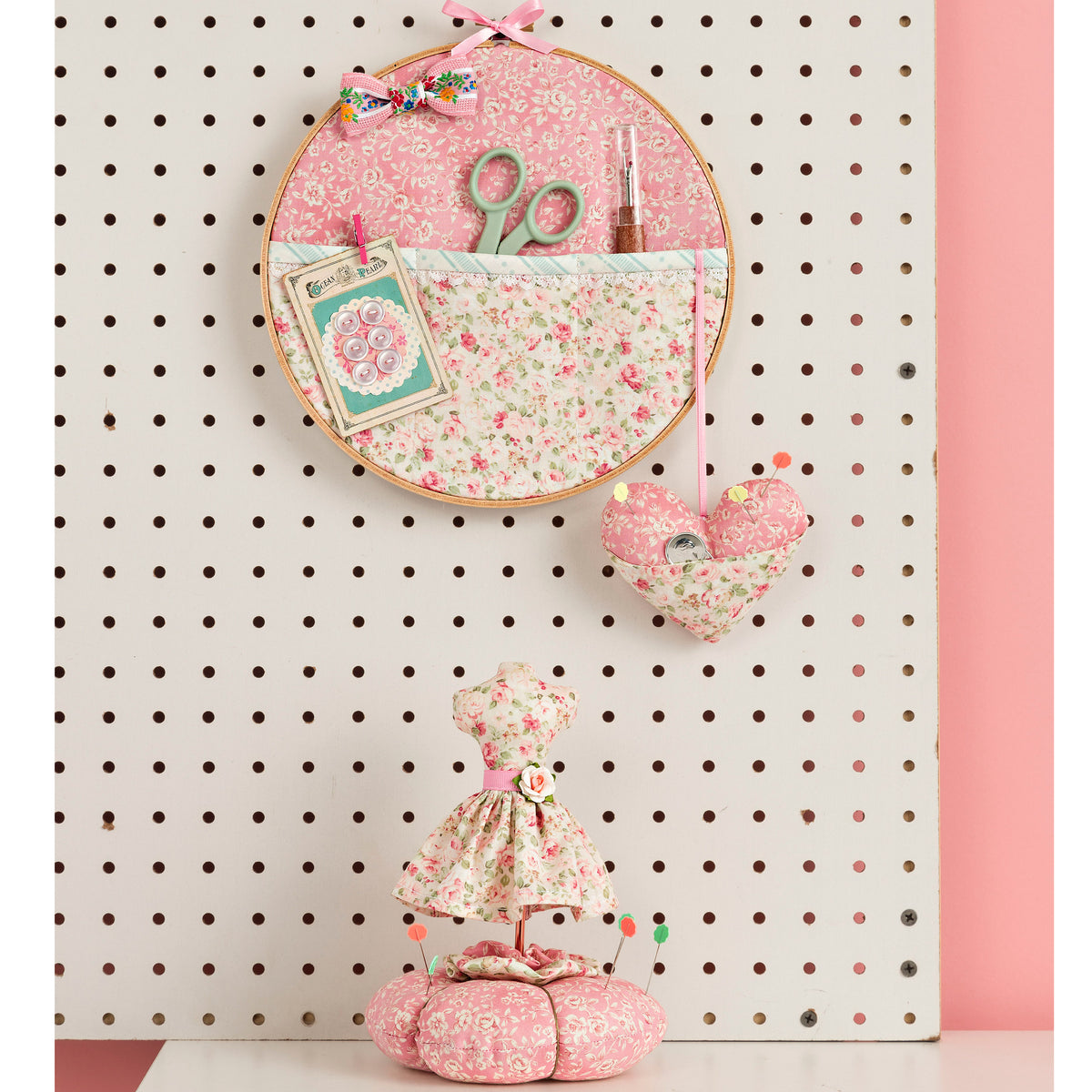 Simplicity S9404 sewing pattern envelope showing sewing room accessories