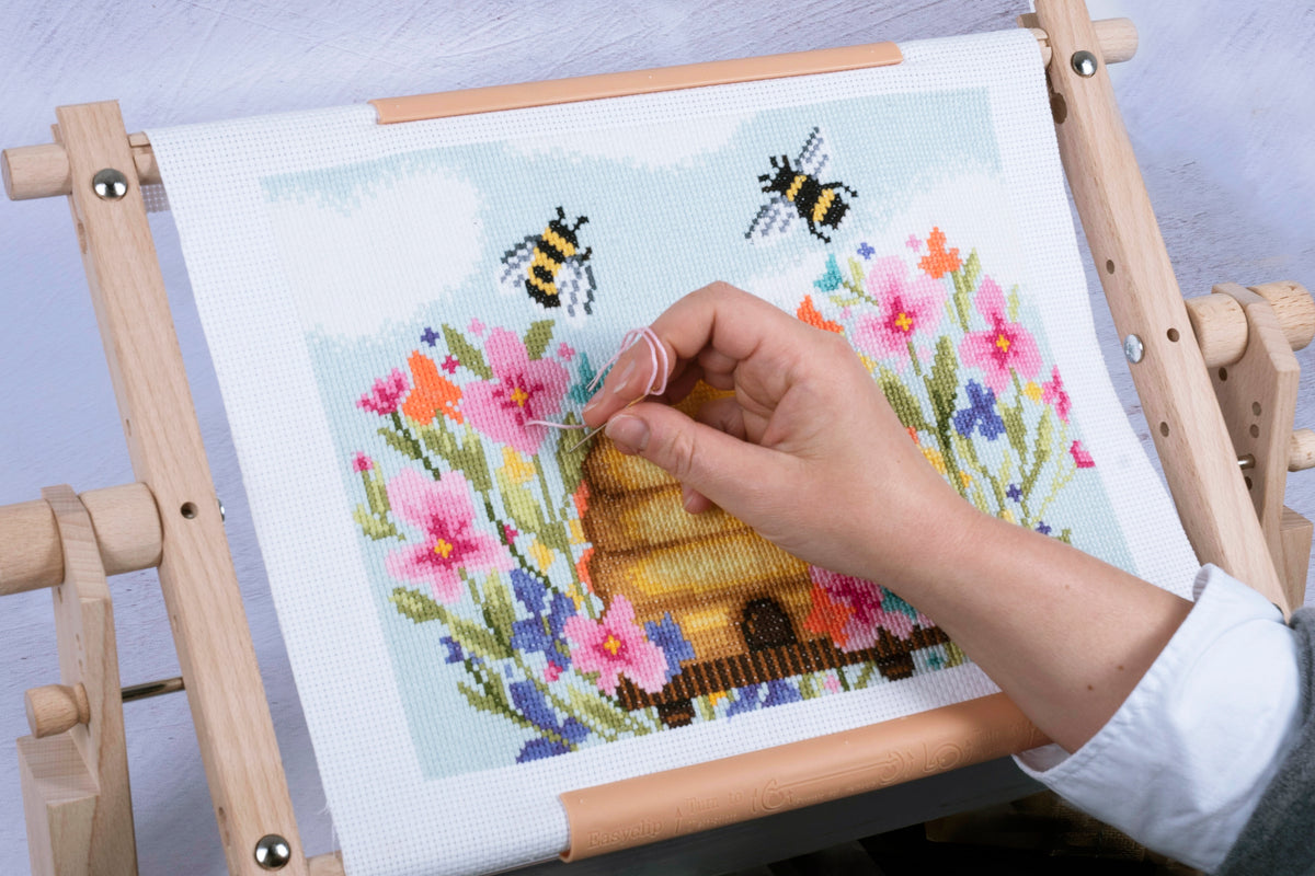 Beech wood rotating tapestry frame with plastic fabric clips