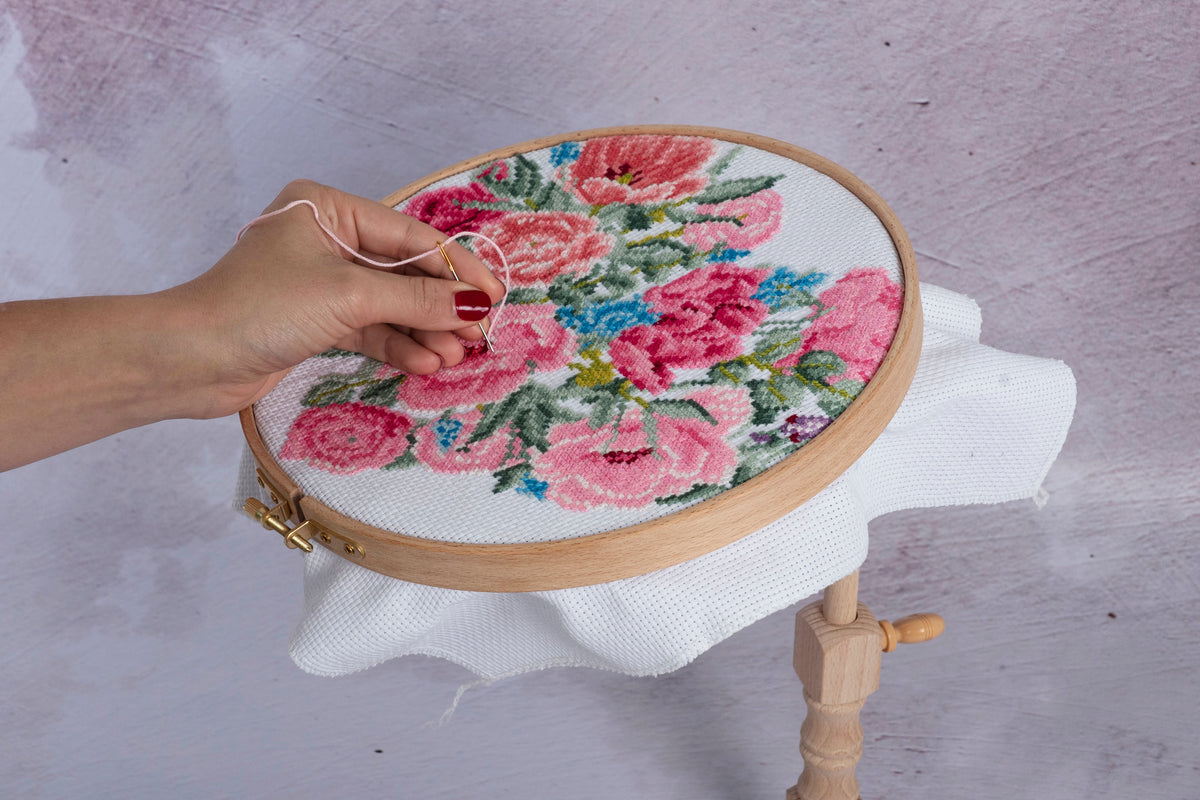 Beech wood embroidery hoop with a hinged fitting