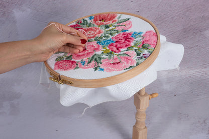 Beech wood embroidery hoop with a hinged fitting