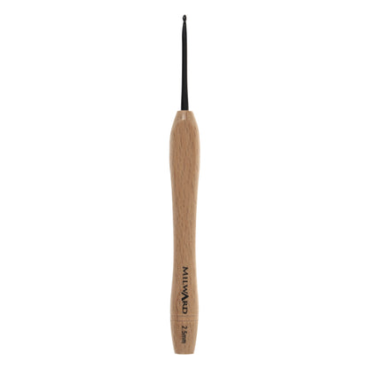 2.5mm crochet hook with beech wood handle