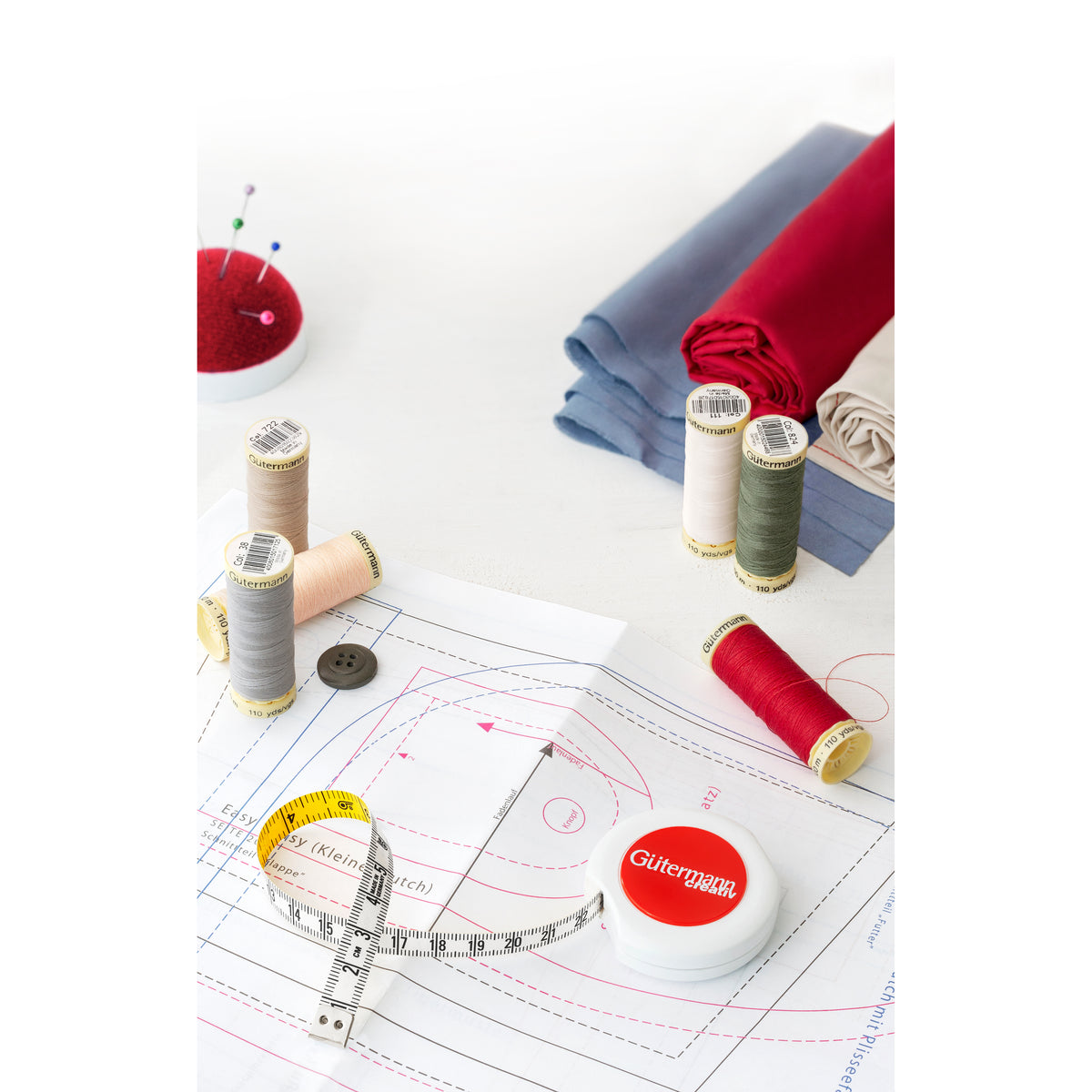Gutermann thread set with eight Sew-All spools and a tape measure