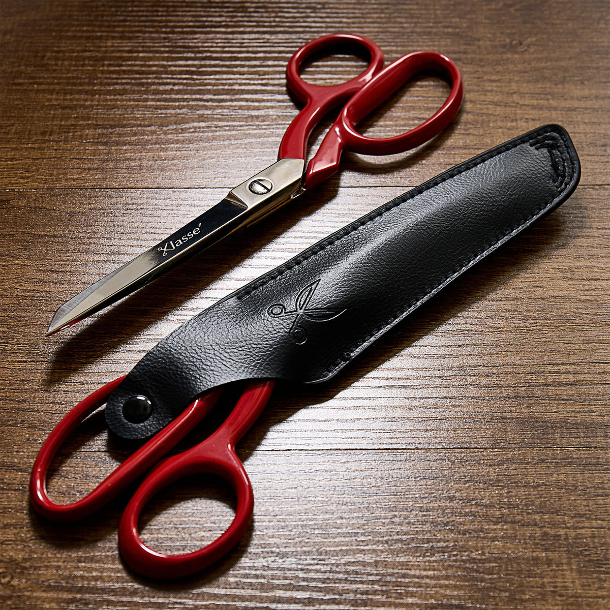 Klasse dressmaking shears with faux leather sheath in a gift box