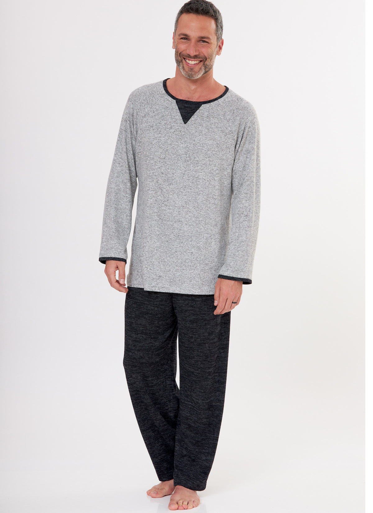 Butterick B6867 sewing pattern envelope showing unisex loungewear top, tunic and trousers designs