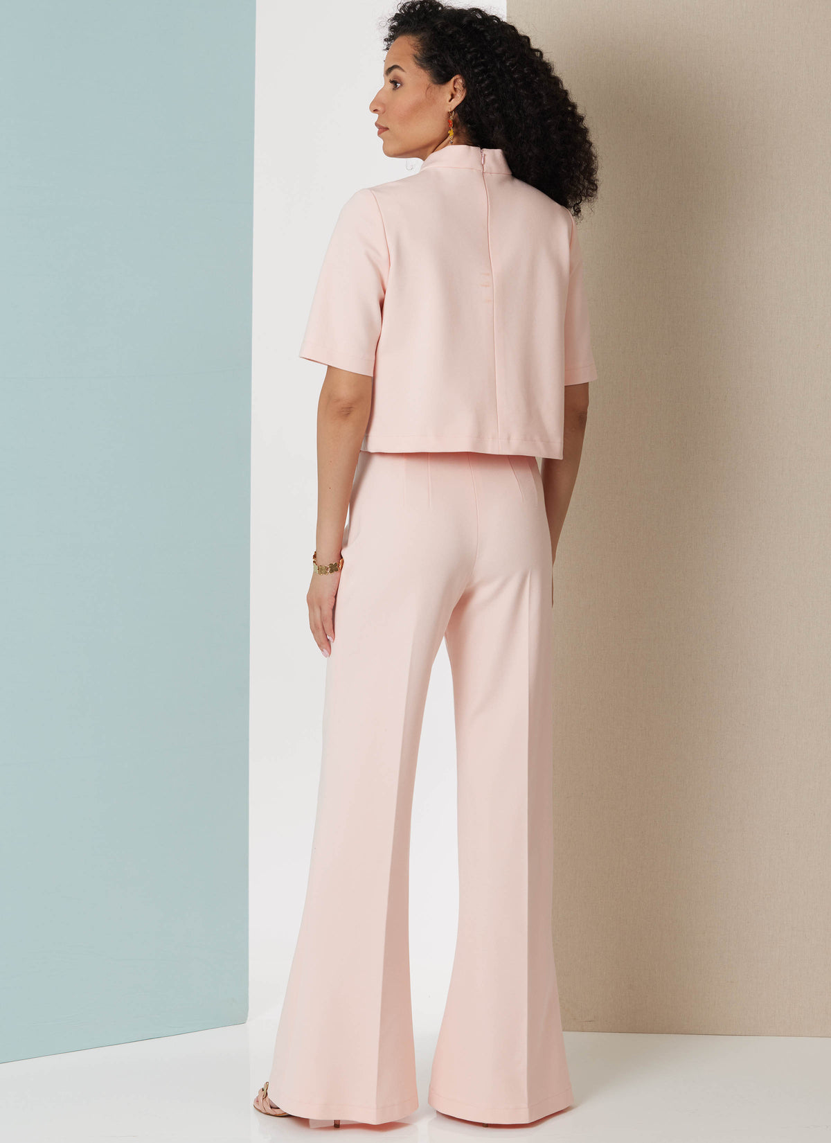 Butterick B7082 sewing pattern envelope showing semi-fitted cropped tops