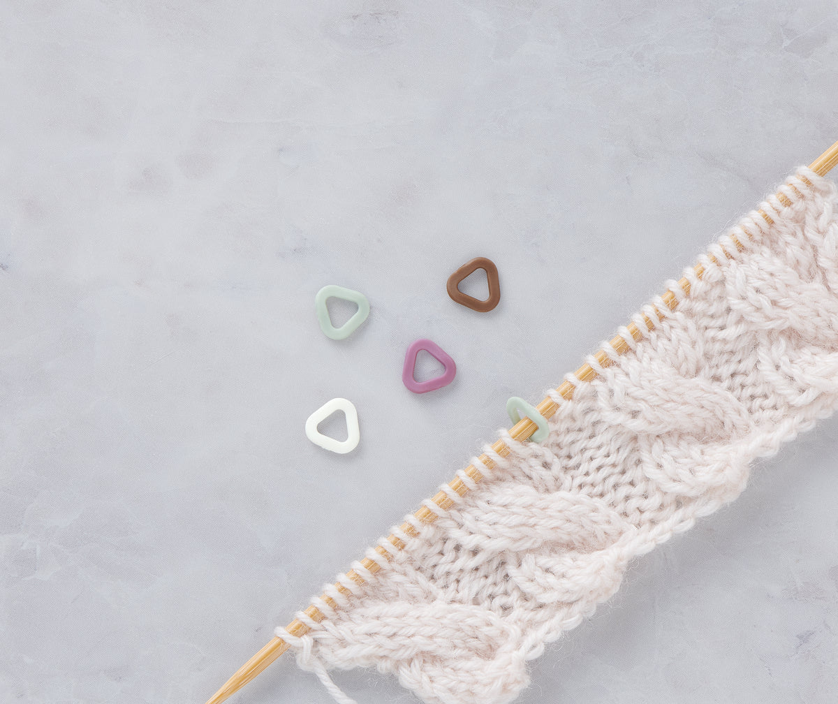 Clover soft triangle stitch markers extra small in packaging
