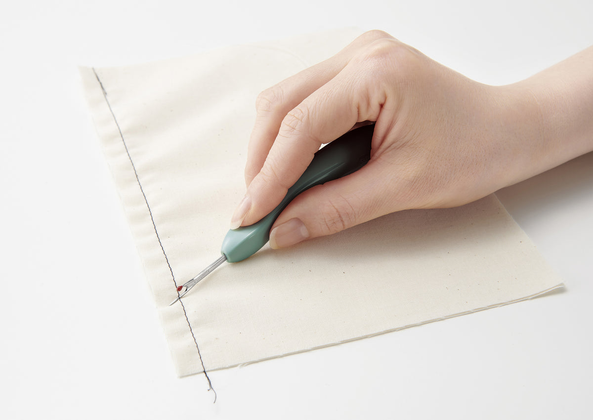 Clover Grip Fit seam ripper with triangular handle