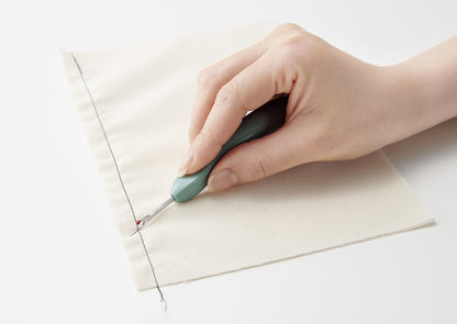 Clover Grip Fit seam ripper with triangular handle