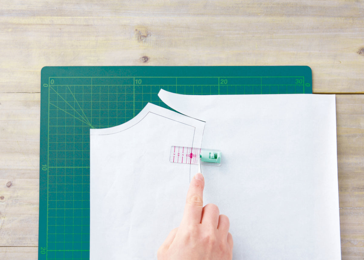Clover pattern cutting guide for adding seam allowances