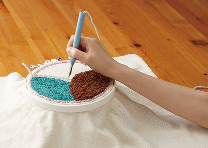 Clover punch needle tool with tapestry needle in packaging