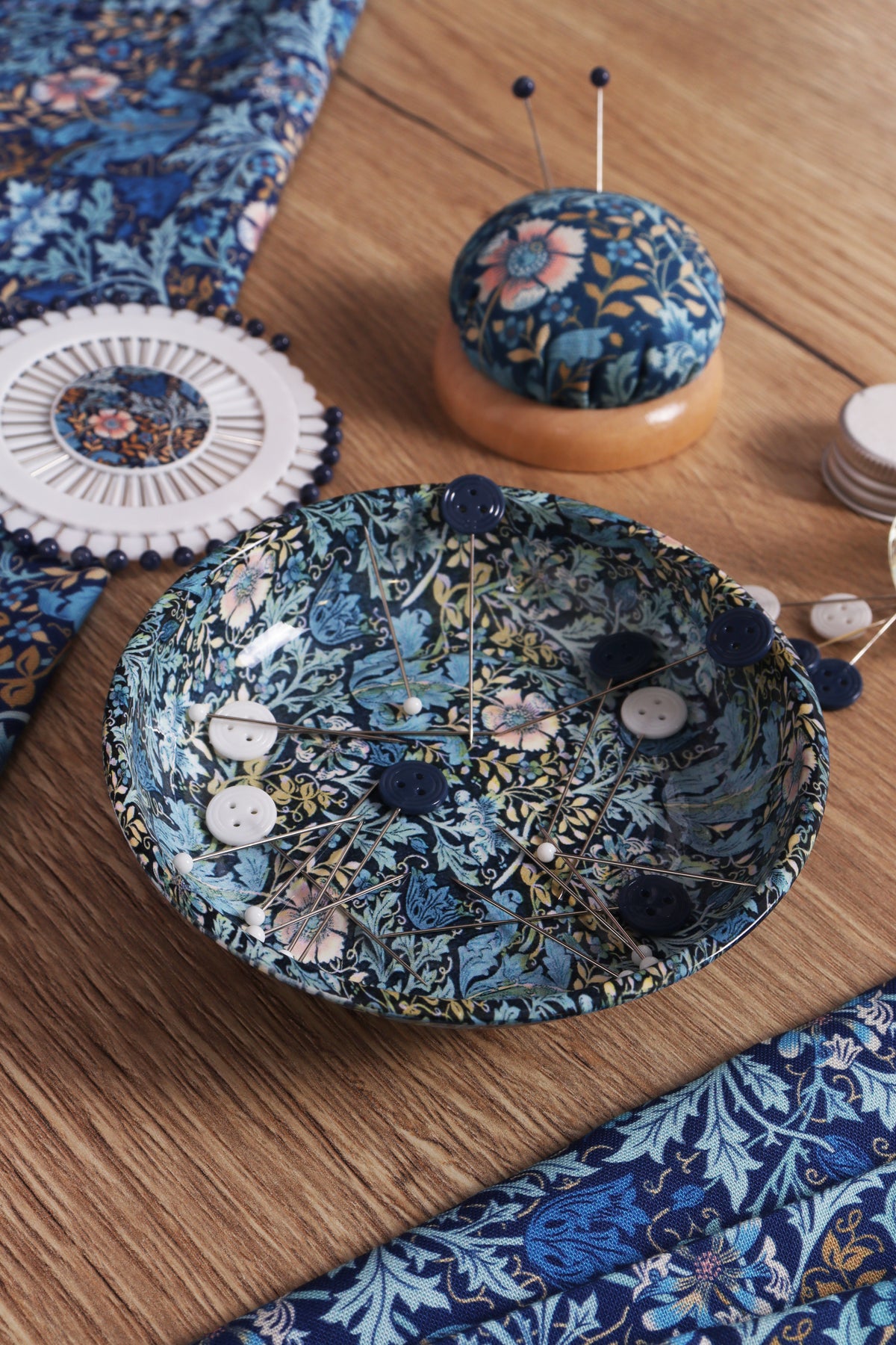 Round printed magnetic pin dish