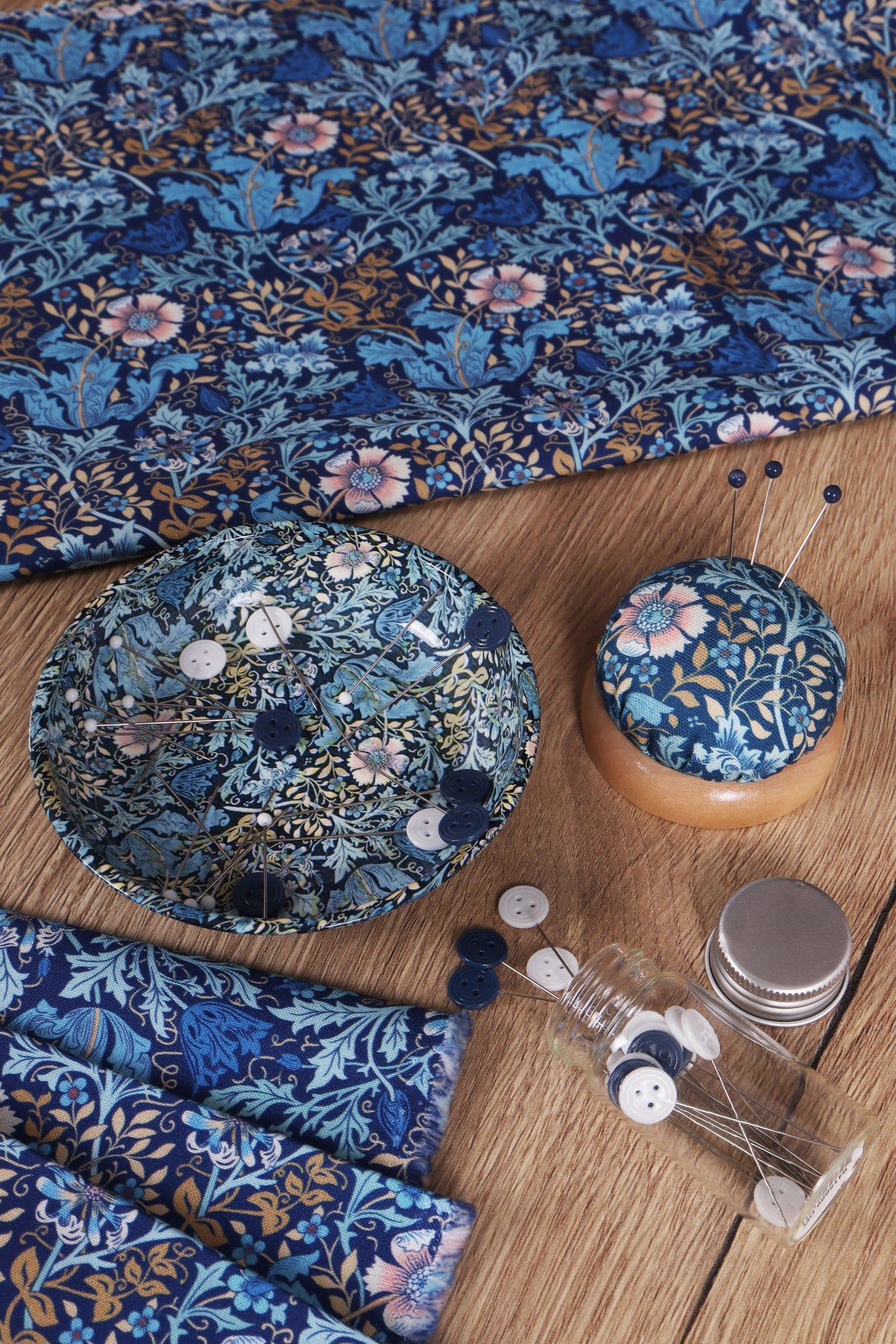 Round printed magnetic pin dish
