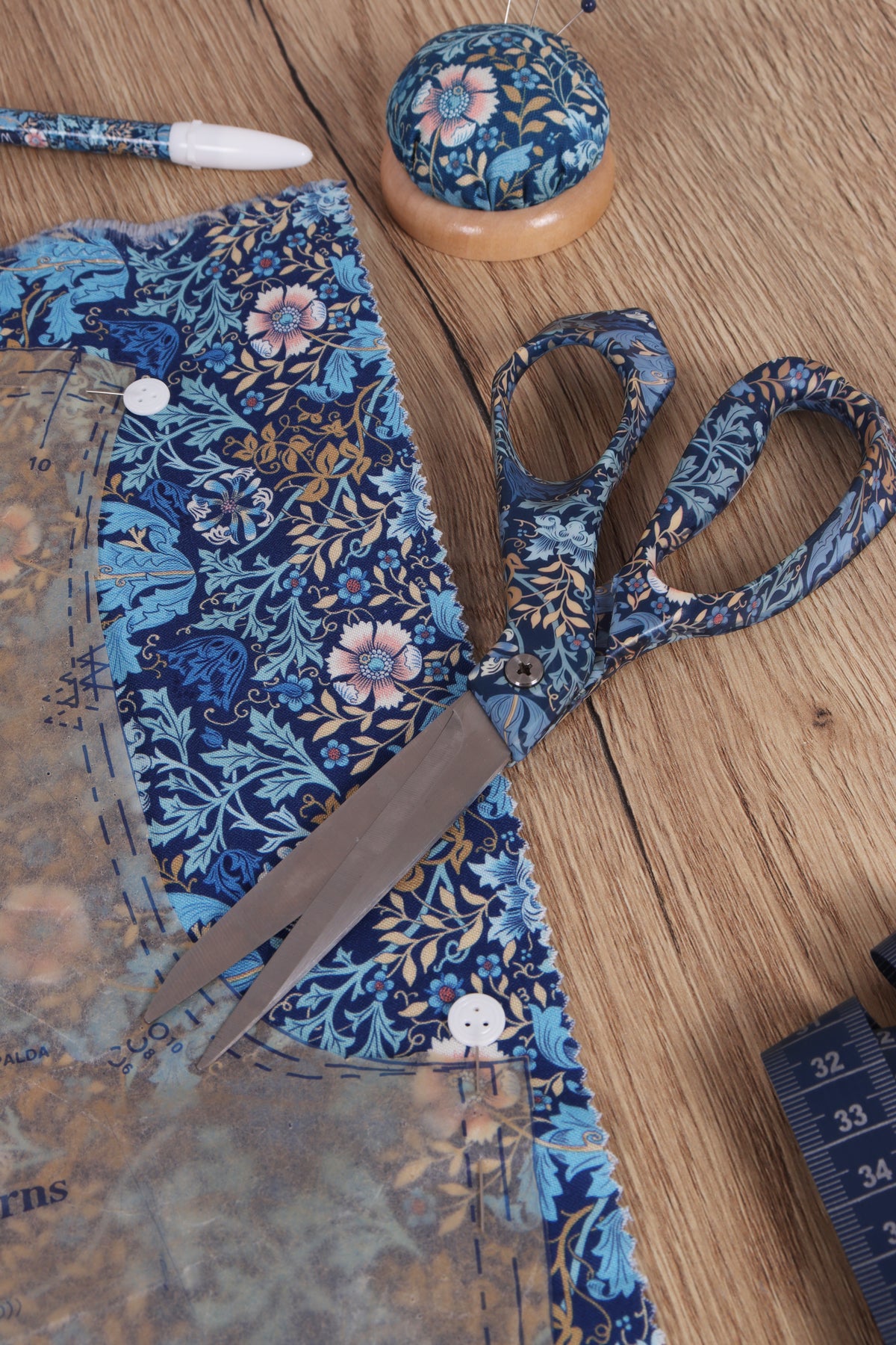 Dressmaking shears with woodblock floral printed handles