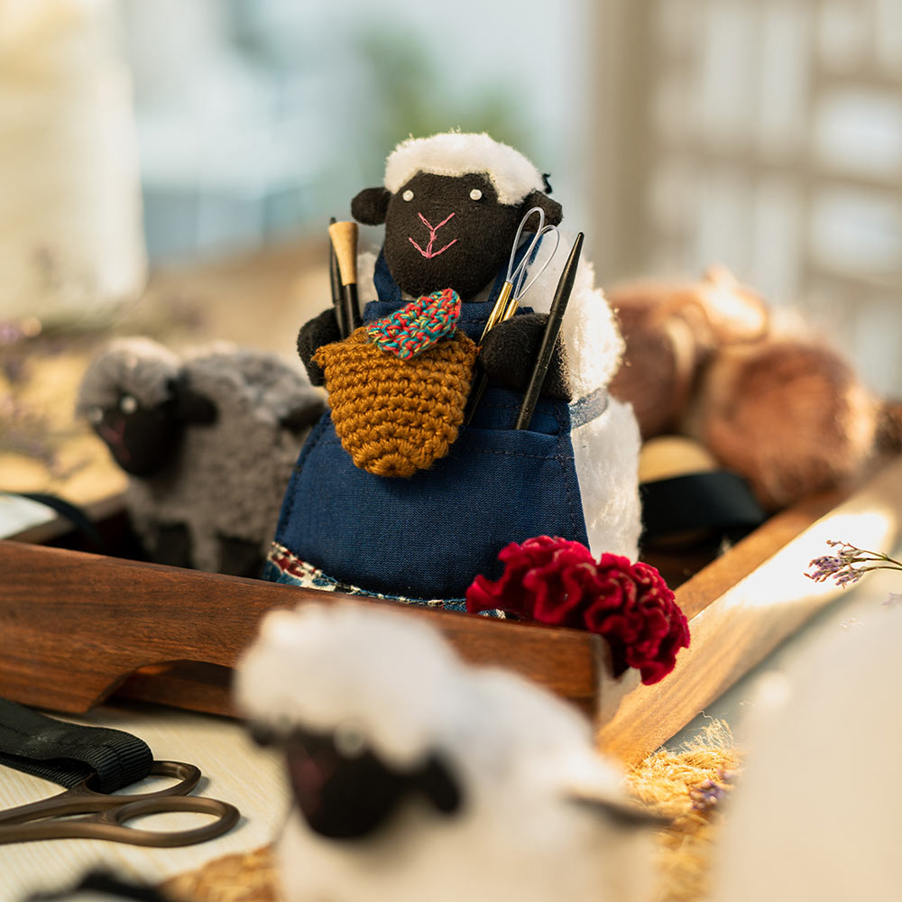 Sheep-shaped accessories holder with pocketed apron