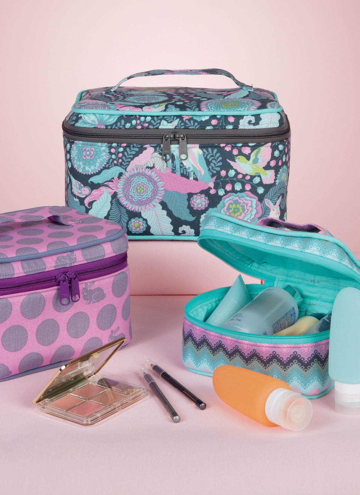 McCall's M7487 sewing pattern envelope showing travel case designs