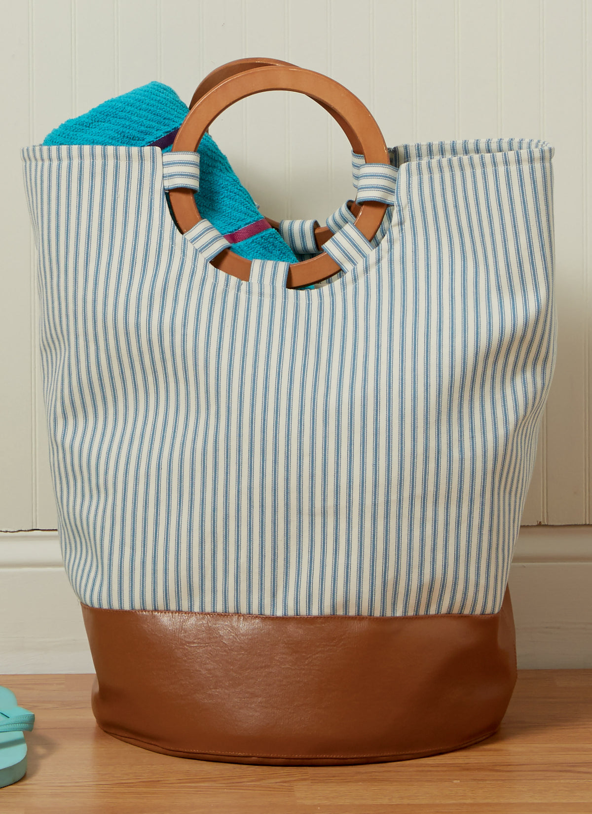 McCall's M7611 sewing pattern envelope showing bag designs