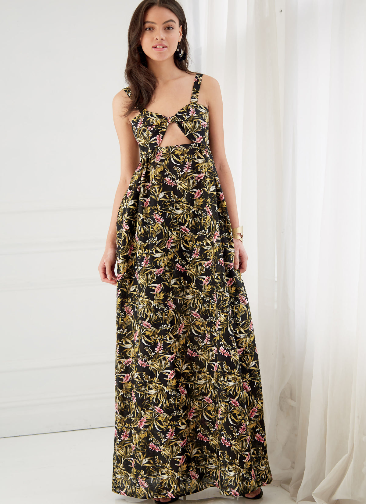 McCall's M7789 sewing pattern envelope for the women's fitted dress and jumpsuit