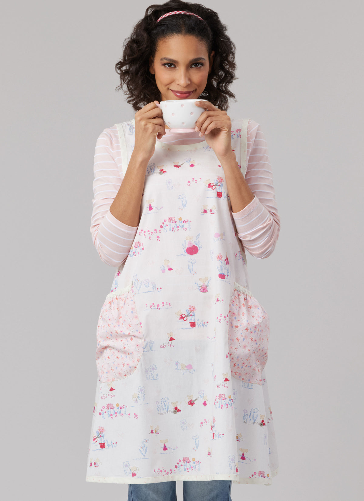 McCall's M8598 cross back apron sewing pattern envelope