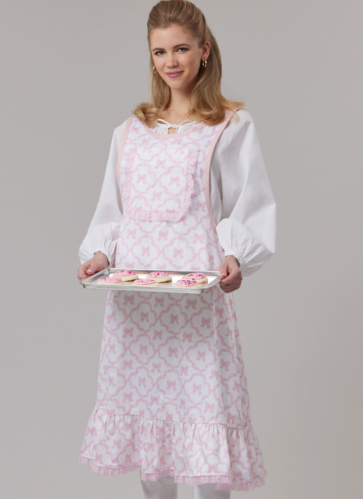 McCall's M8598 cross back apron sewing pattern envelope