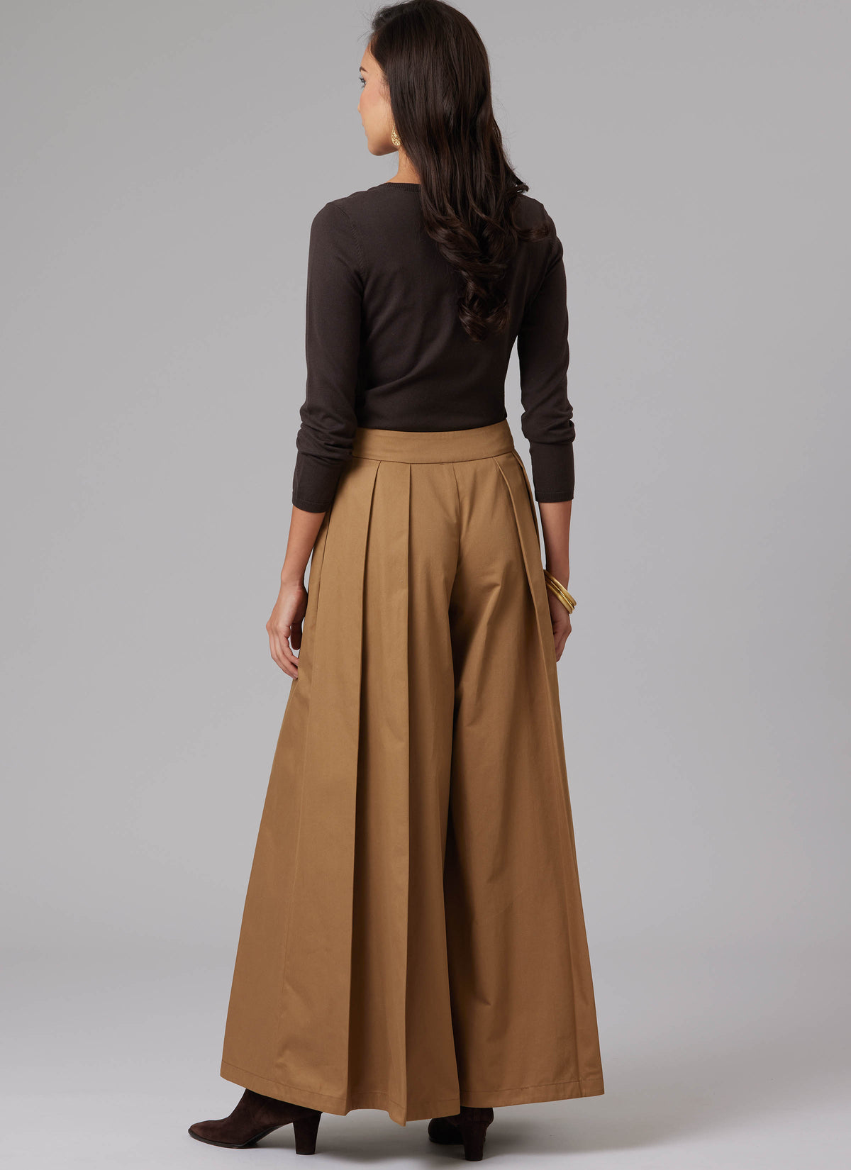 McCall's M8631 sewing pattern envelope showing wide leg shorts and trousers