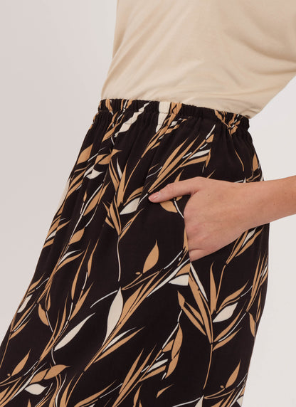 New Look N6826 sewing pattern envelope showing skirts, trousers and shorts