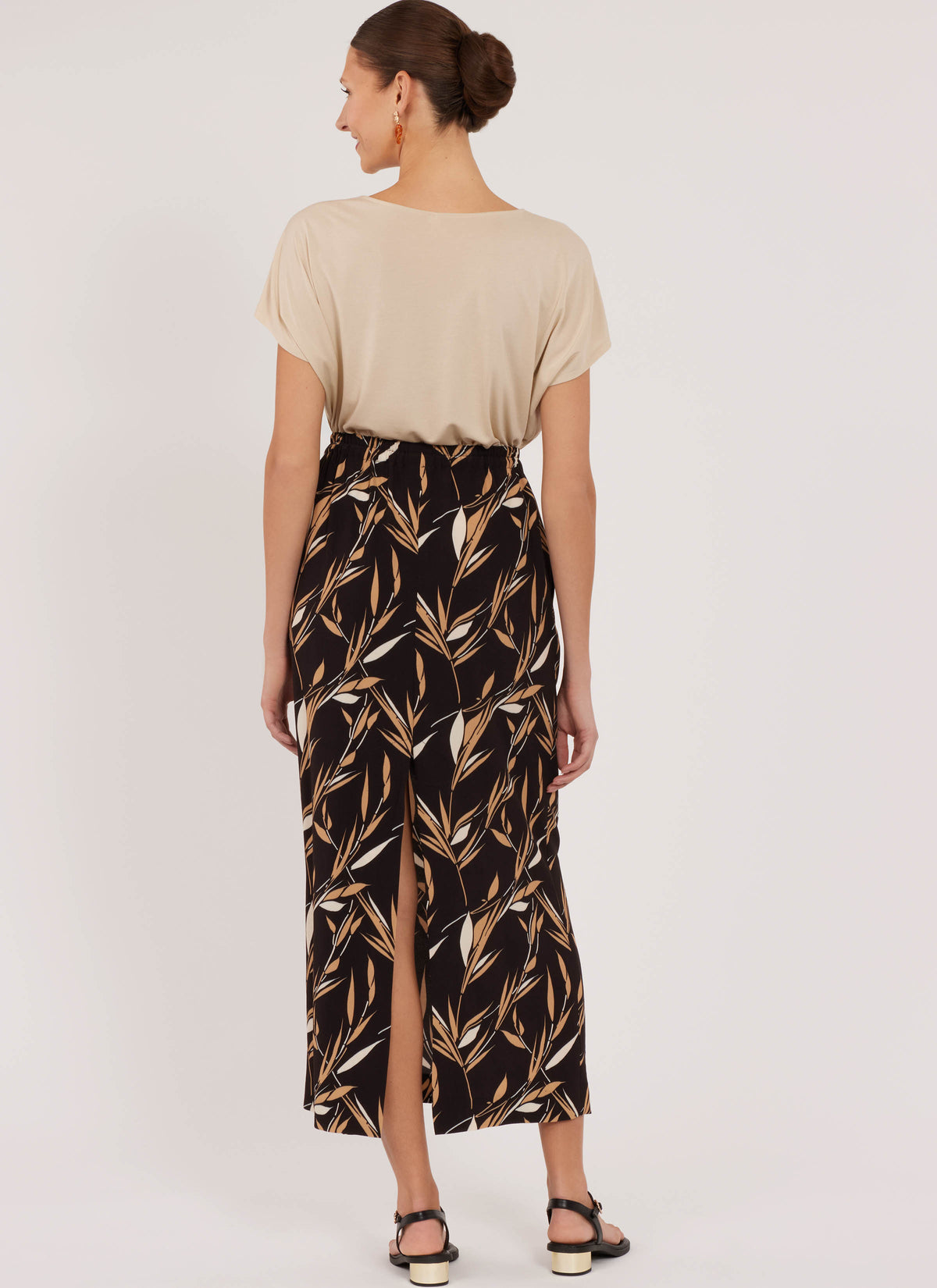 New Look N6826 sewing pattern envelope showing skirts, trousers and shorts