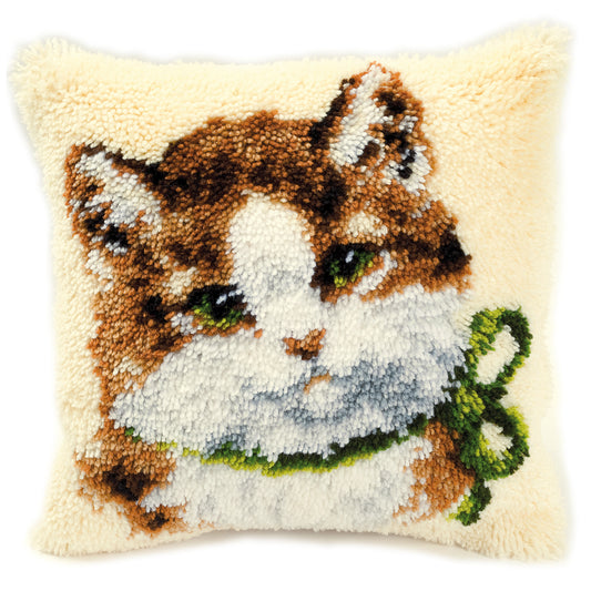 Latch hook cushion with a kitten design