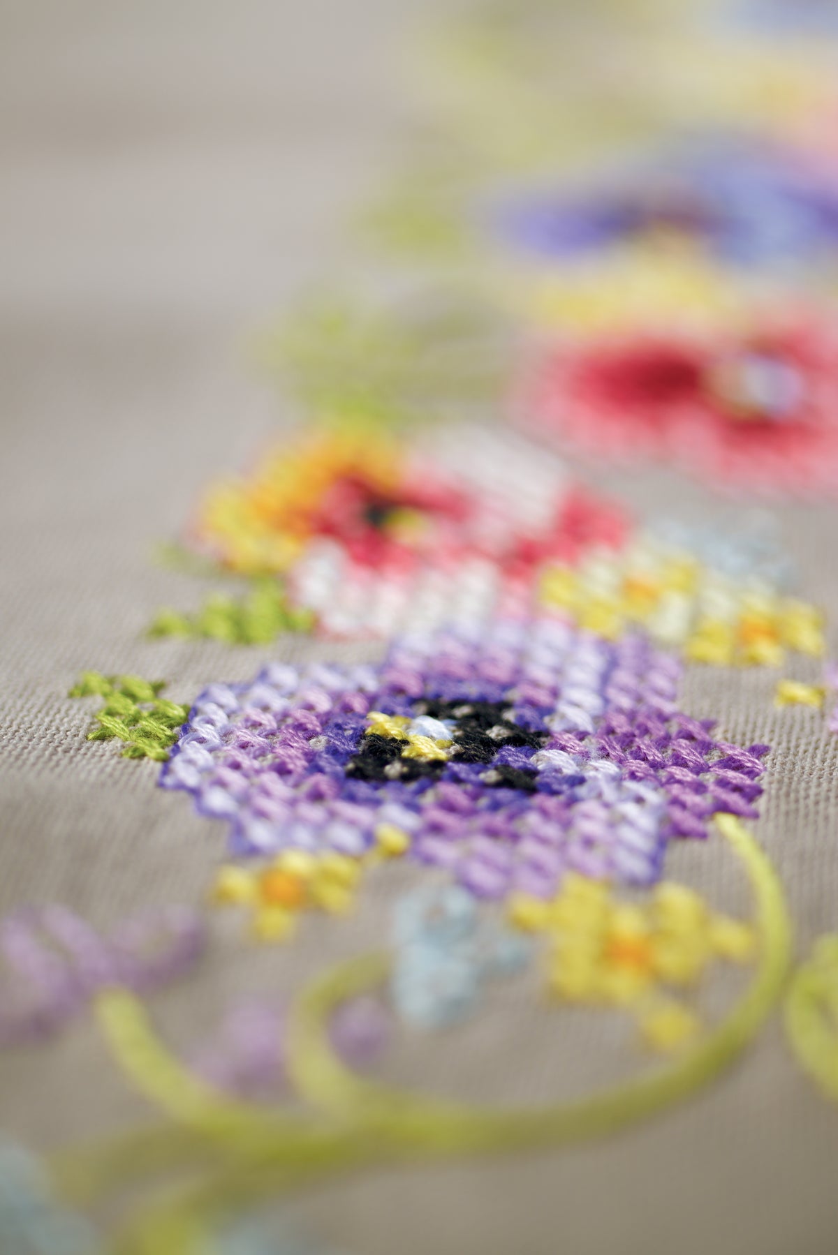 Ecru tablecloth embroidered with violets