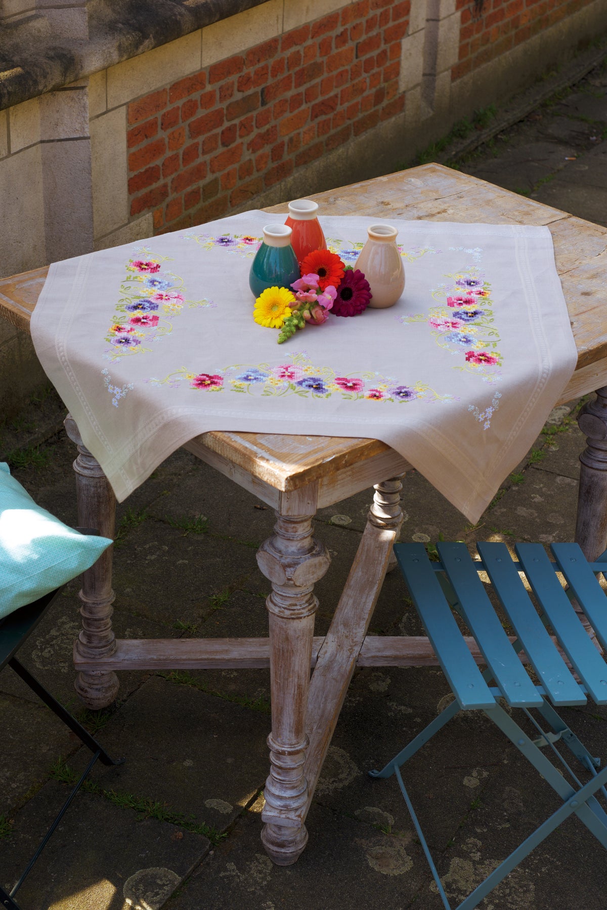 Ecru tablecloth embroidered with violets