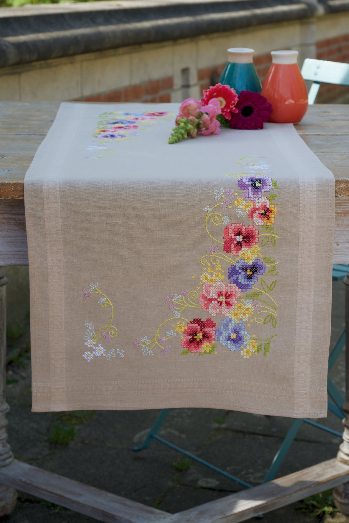 Ecru table runner embroidered with violets