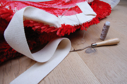 Rose-shaped red latch hook rug