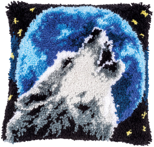 Latch hook cushion with a wolf