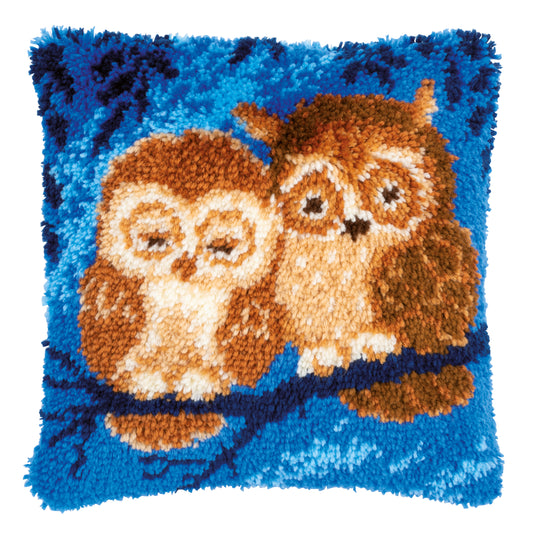 Latch hook cushion with two cuddling owls