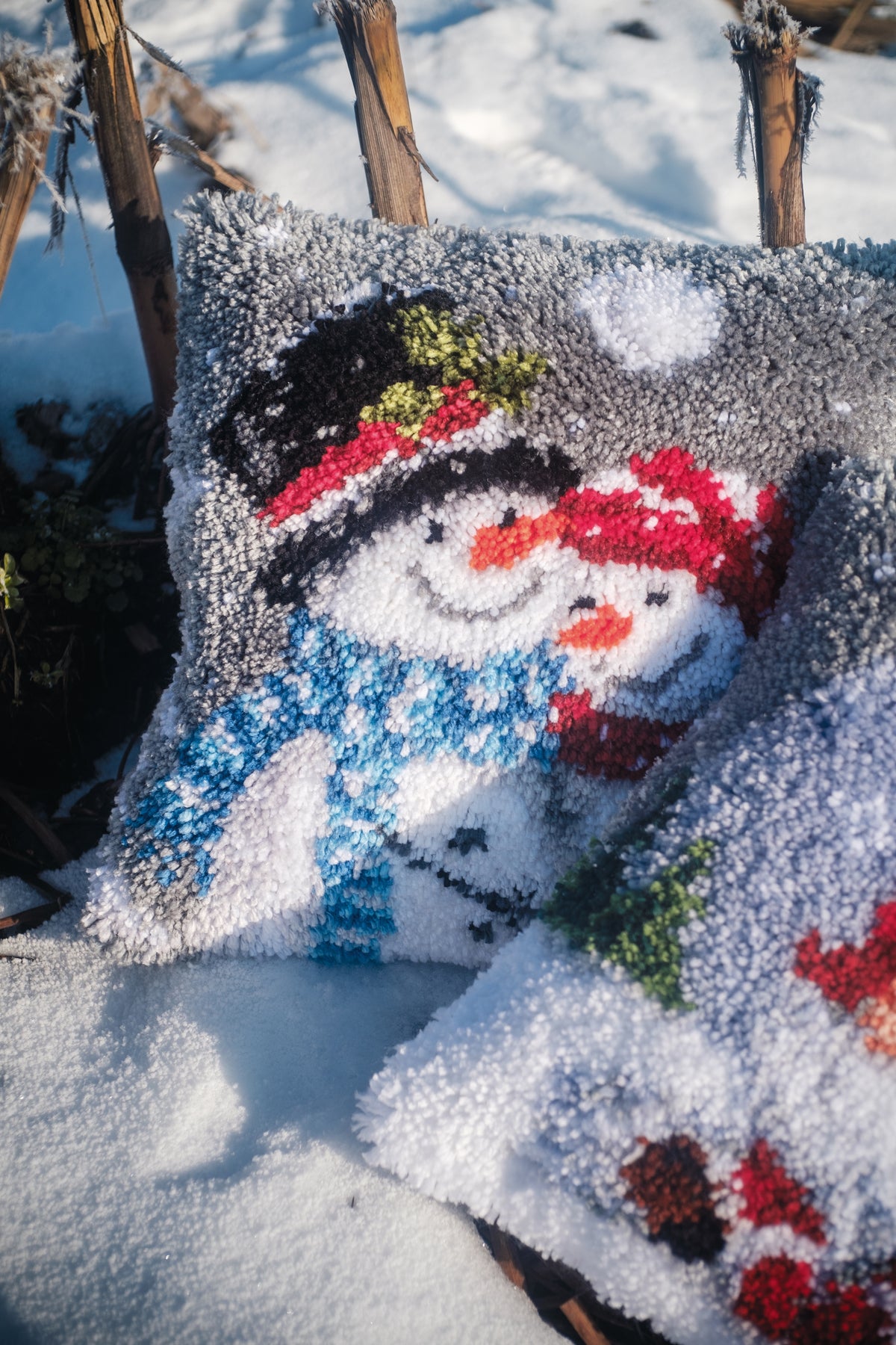 Latch hook cushion with snowmen