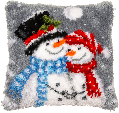 Latch hook cushion with snowmen