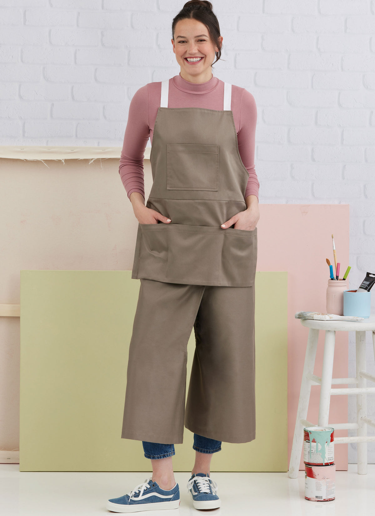 Simplicity S3021 sewing pattern envelope showing aprons designs