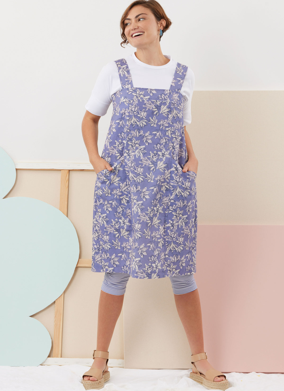 Simplicity S3088 sewing pattern envelope showing aprons