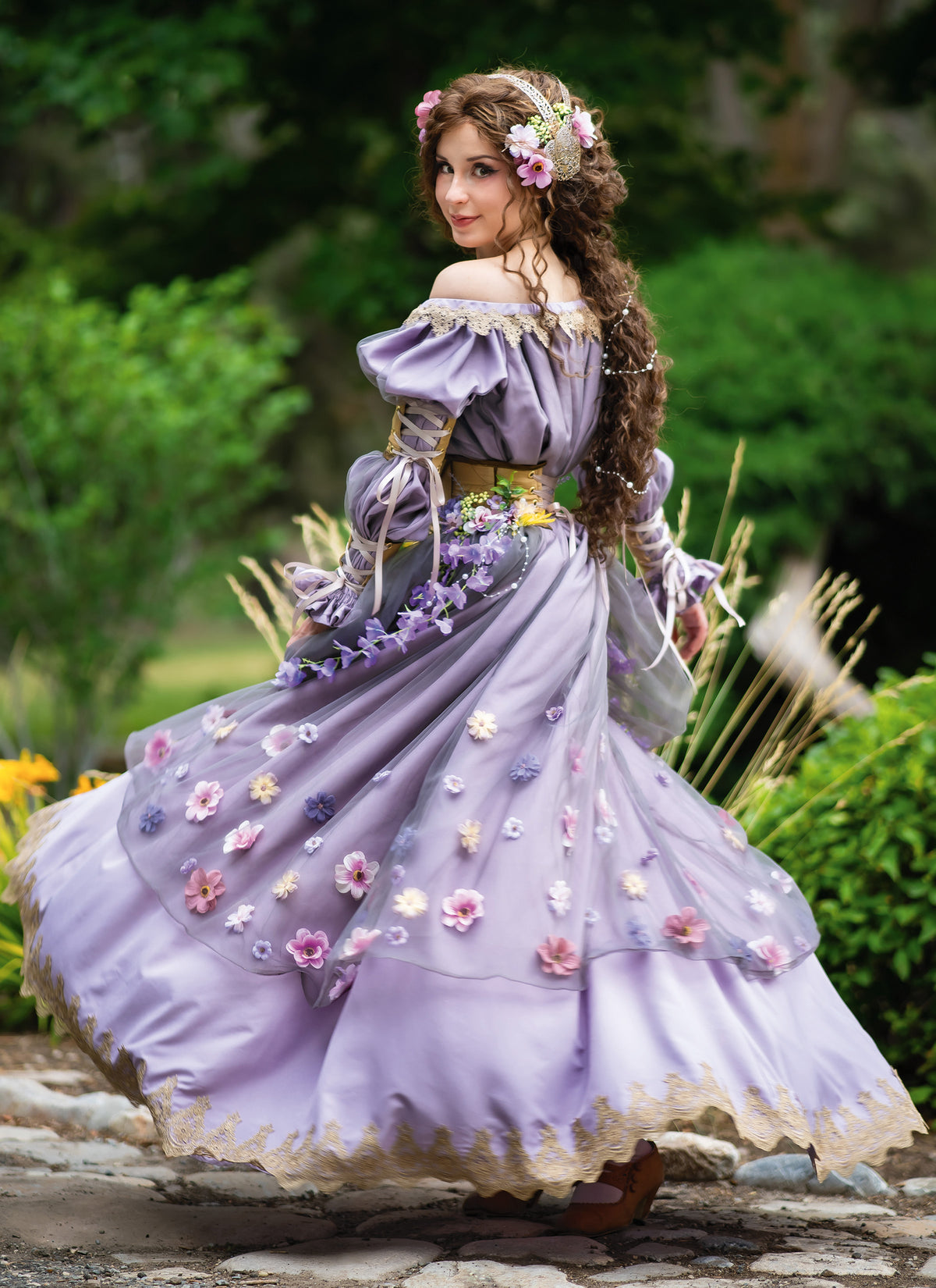 Simplicity S3094 sewing pattern envelope showing a costume with puff sleeves and layered overskirts