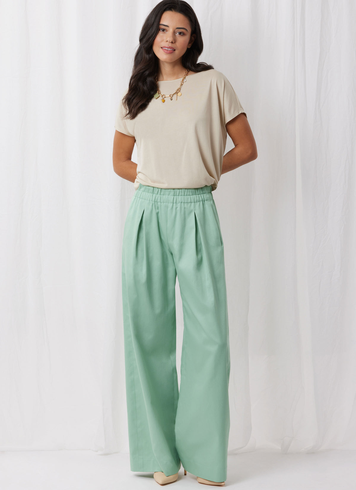 Simplicity S3105 pattern envelope showing a woman wearing a skirt and trousers