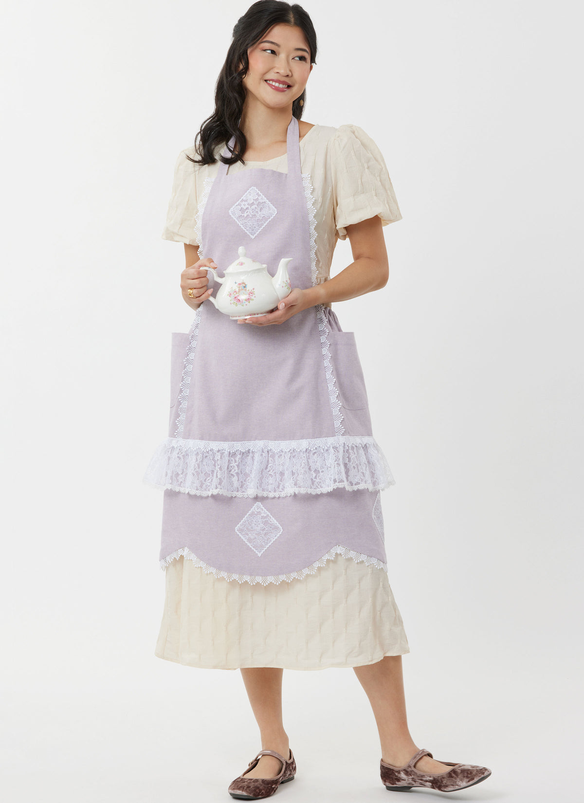Simplicity S3120 pattern envelope showing adjustable aprons with neck straps
