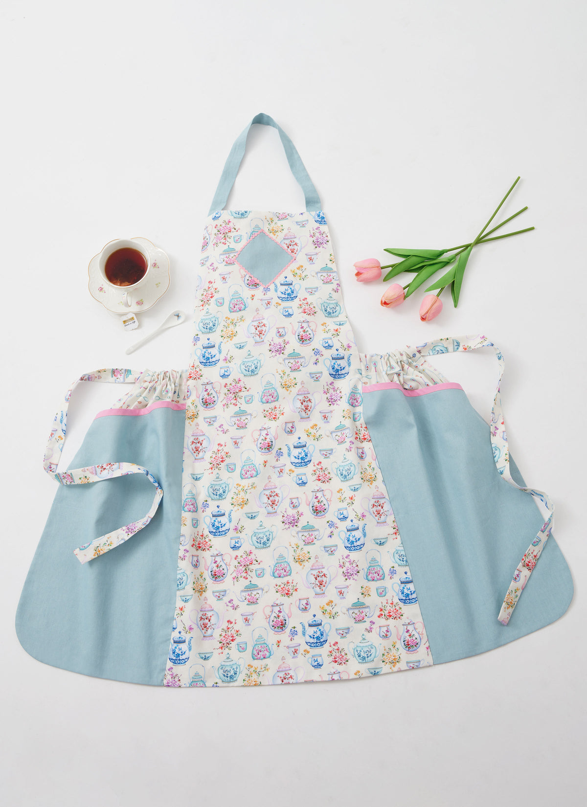 Simplicity S3120 pattern envelope showing adjustable aprons with neck straps