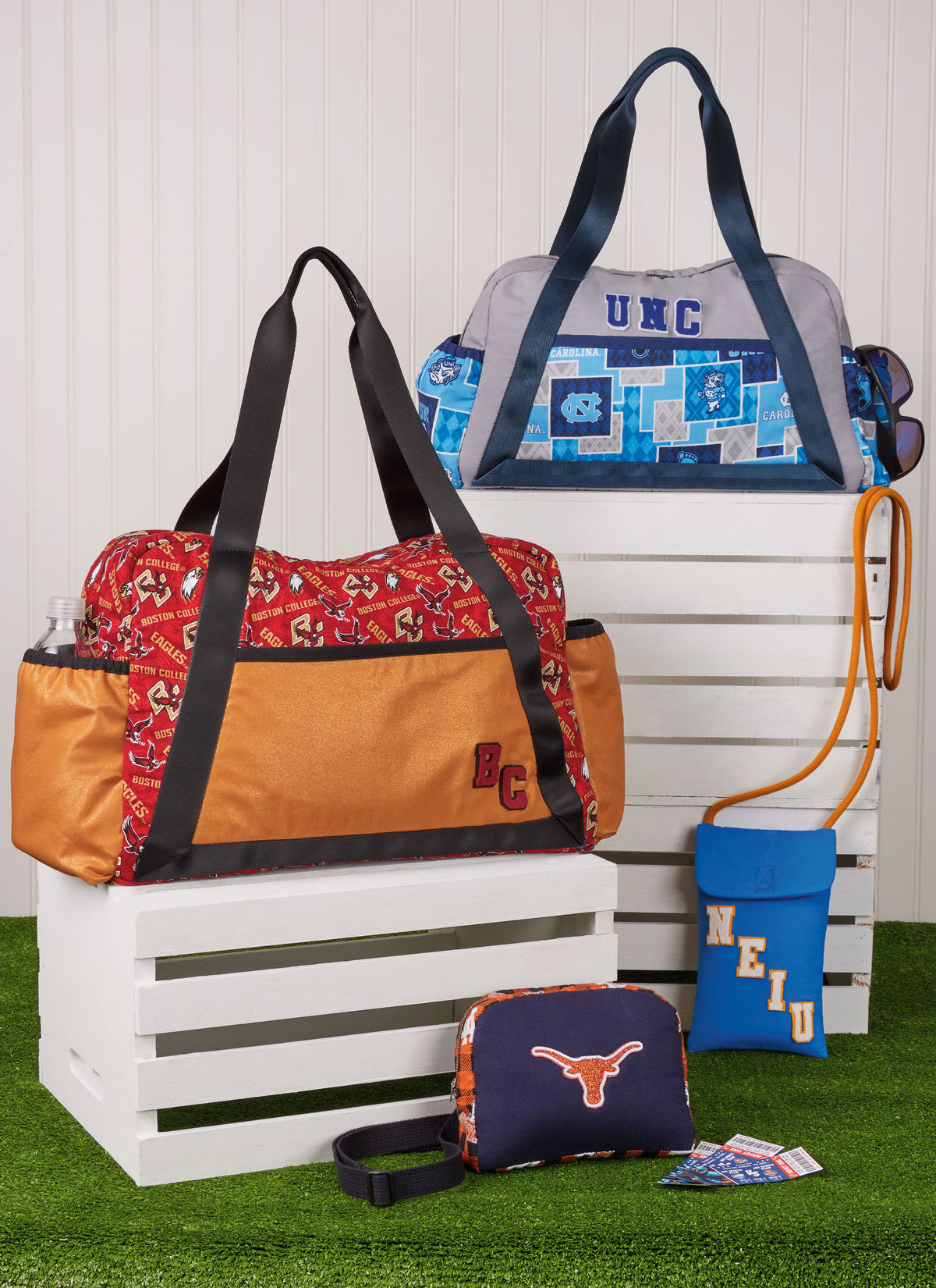 Simplicity S3180 pattern envelope showing a zipped bag with pockets