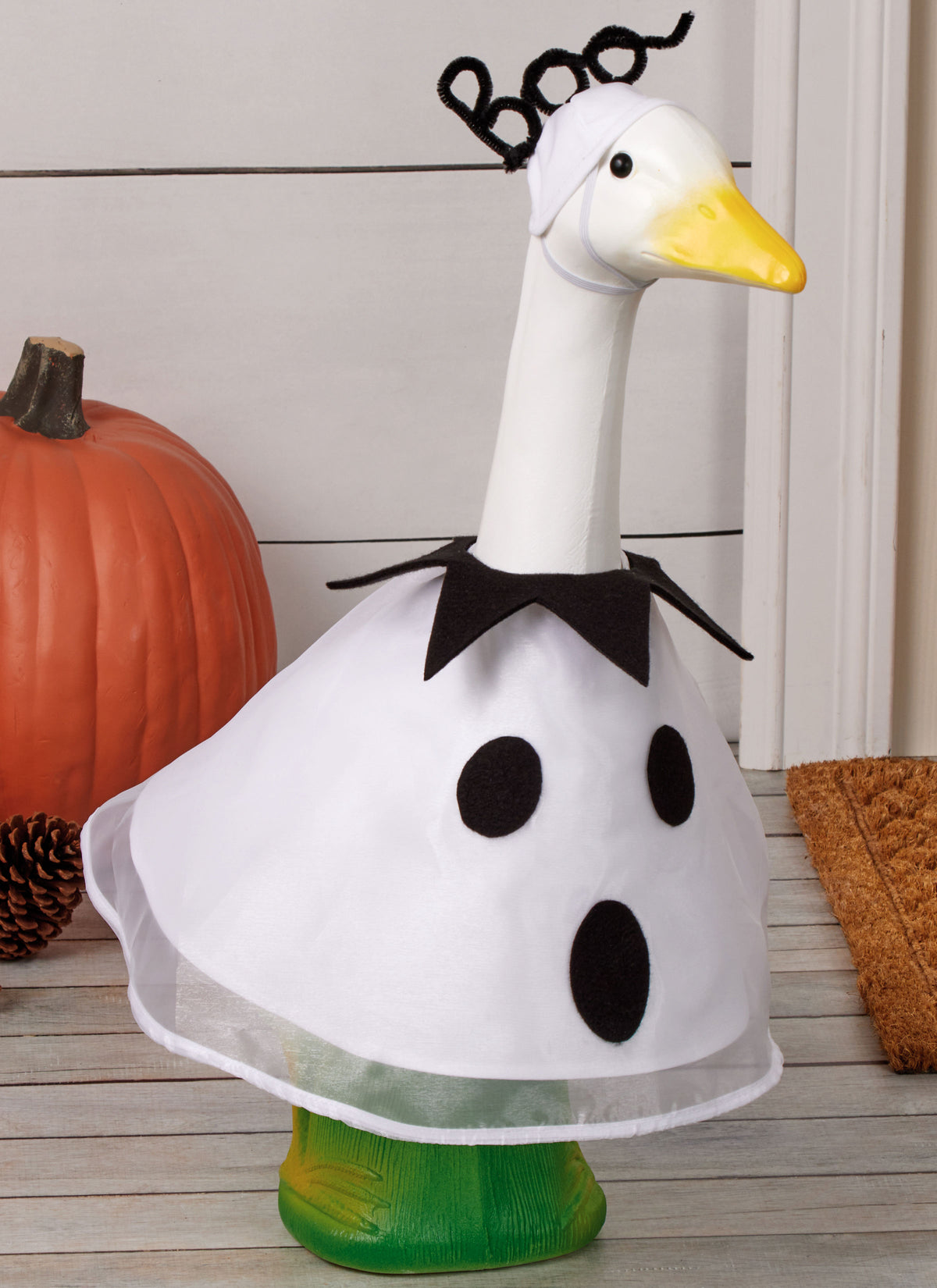 Simplicity S3186 pattern envelope showing dressed porch geese