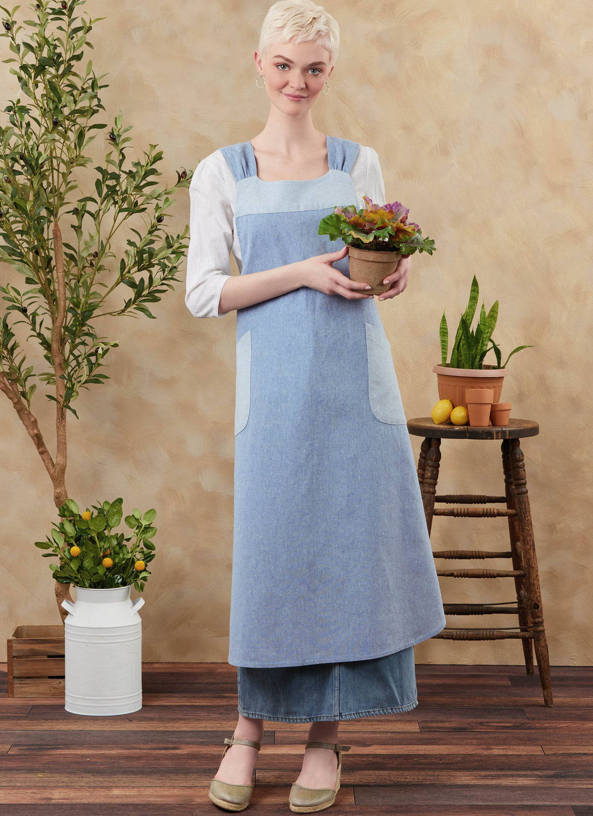 Simplicity S3257 sewing pattern envelope showing aprons
