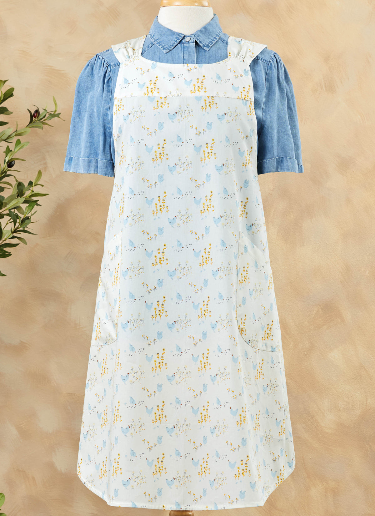 Simplicity S3257 sewing pattern envelope showing aprons