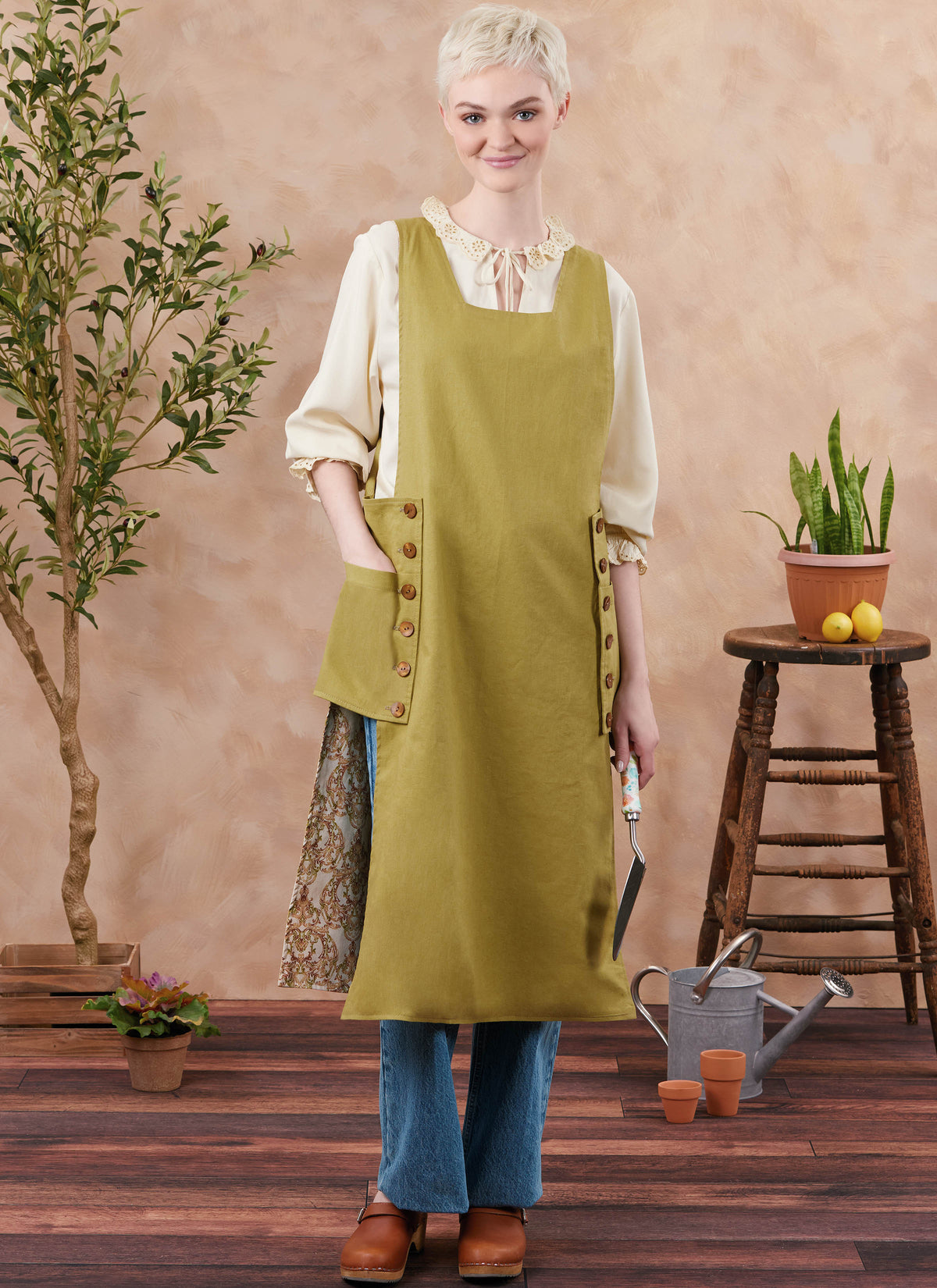 Simplicity S3258 sewing pattern envelope showing tabard aprons